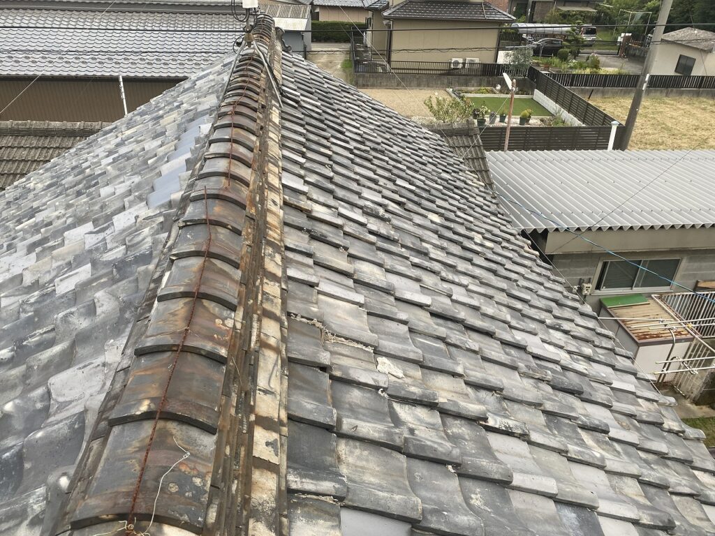 瓦の老朽化で屋根の葺き替え工事