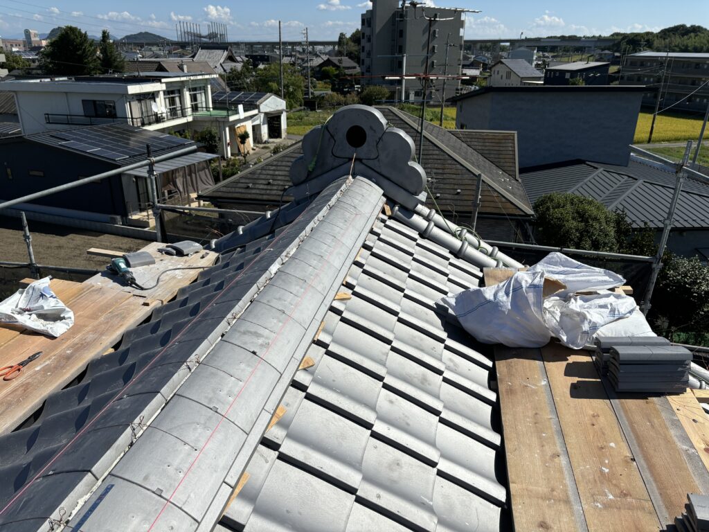 葺き替え工事で棟瓦も全て緊結します