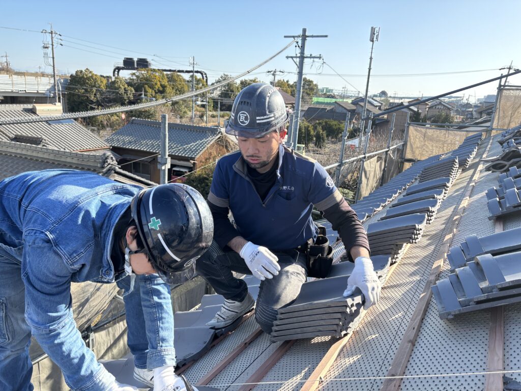 瓦工事の作業風景。