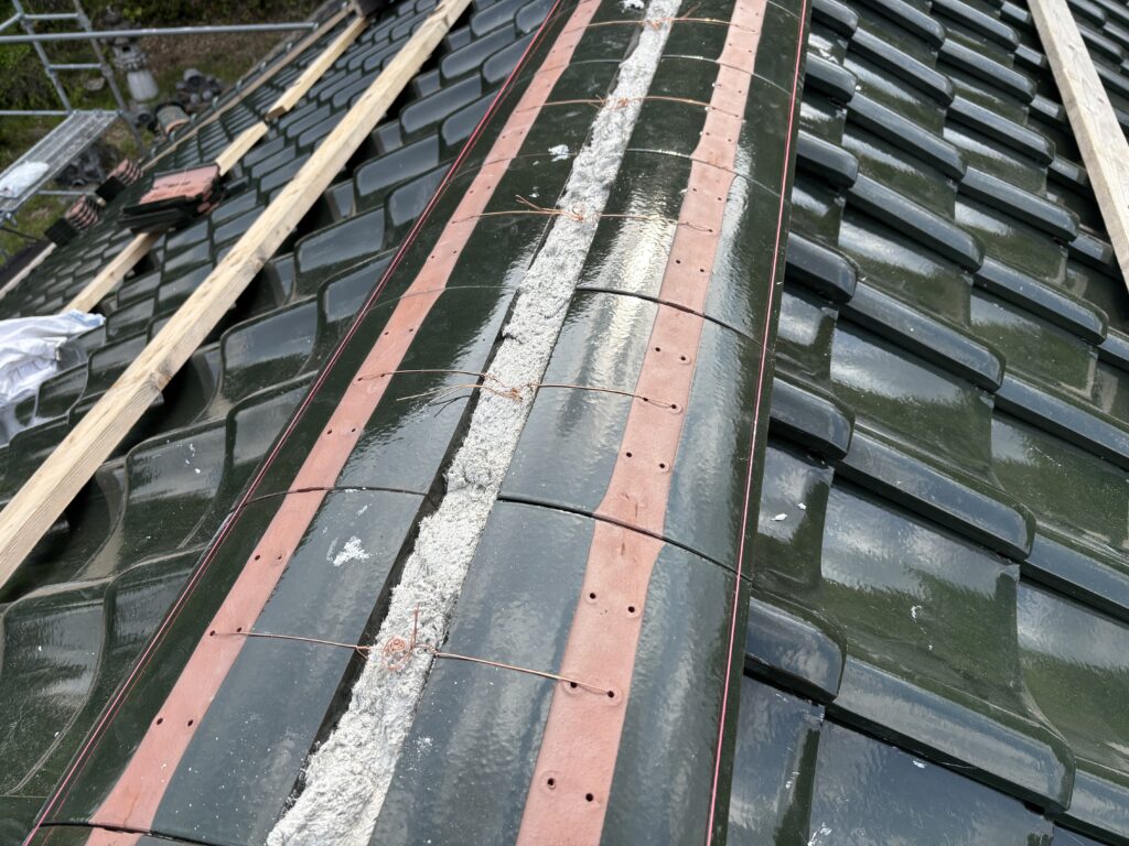 地震や台風にも強い瓦屋根にするため、棟瓦は全数銅線で緊結します