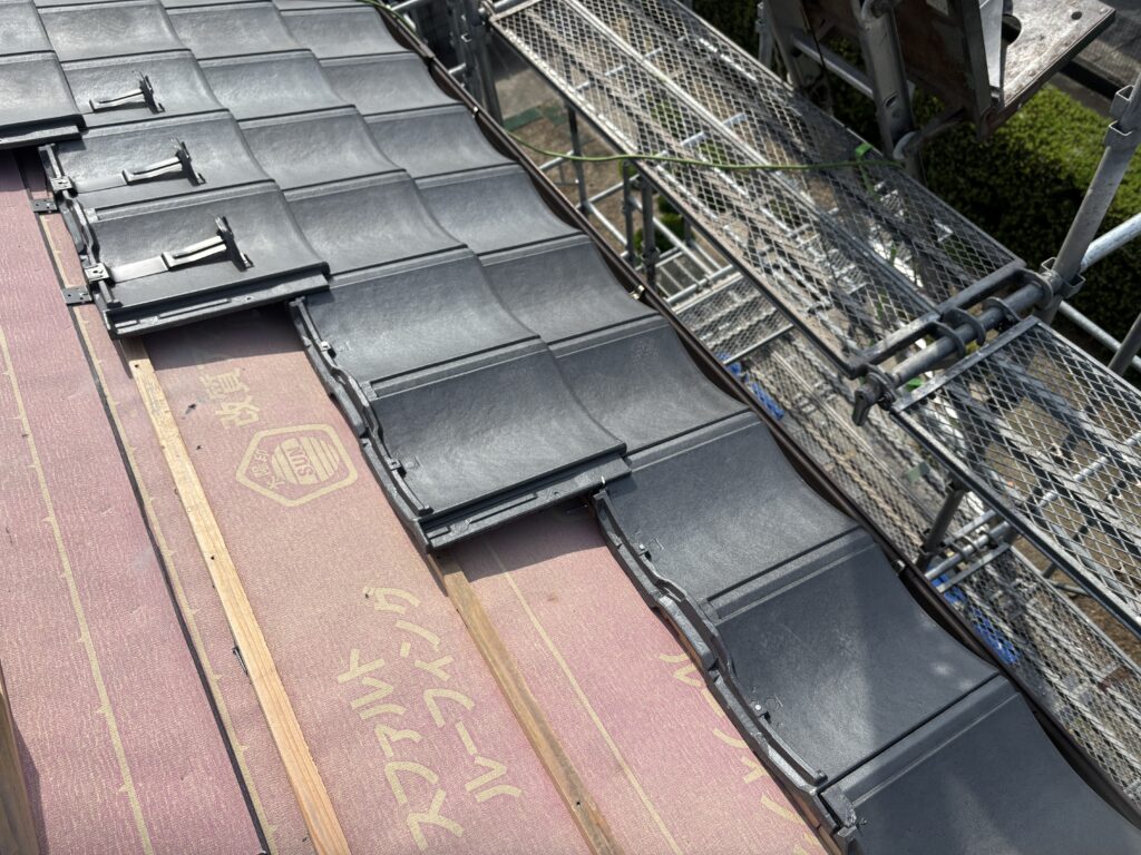 軽量瓦のROOGA施工中