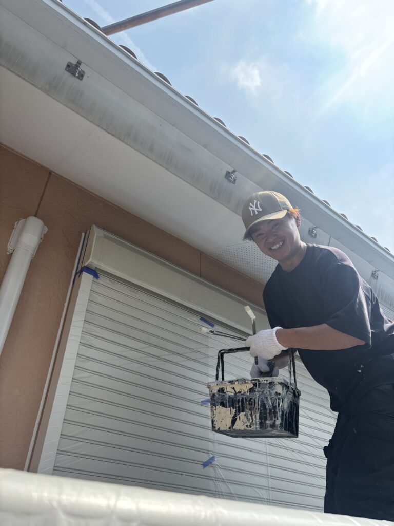 塗装工事の真っ最中です