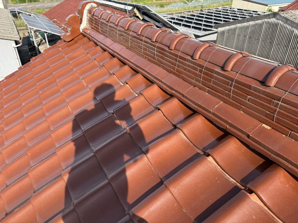 雨漏りのする屋根の調査　瓦のずれが原因です