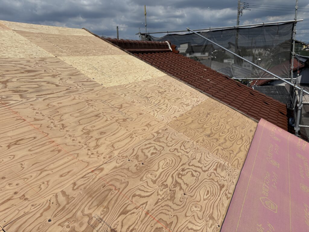 針葉樹合板を重ね張りで屋根が強くなります