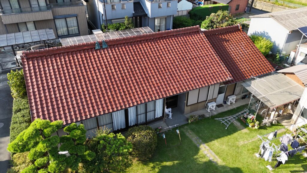 瓦の葺き替え工事の施工前と施工後の比較写真　※施工前