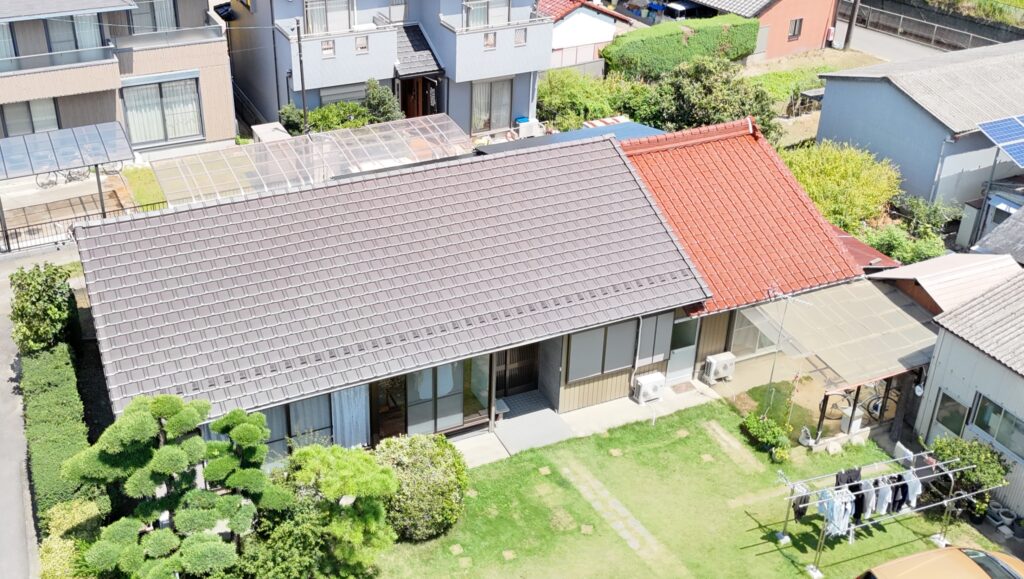 瓦の葺き替え工事の施工前と施工後の比較写真　※施工後