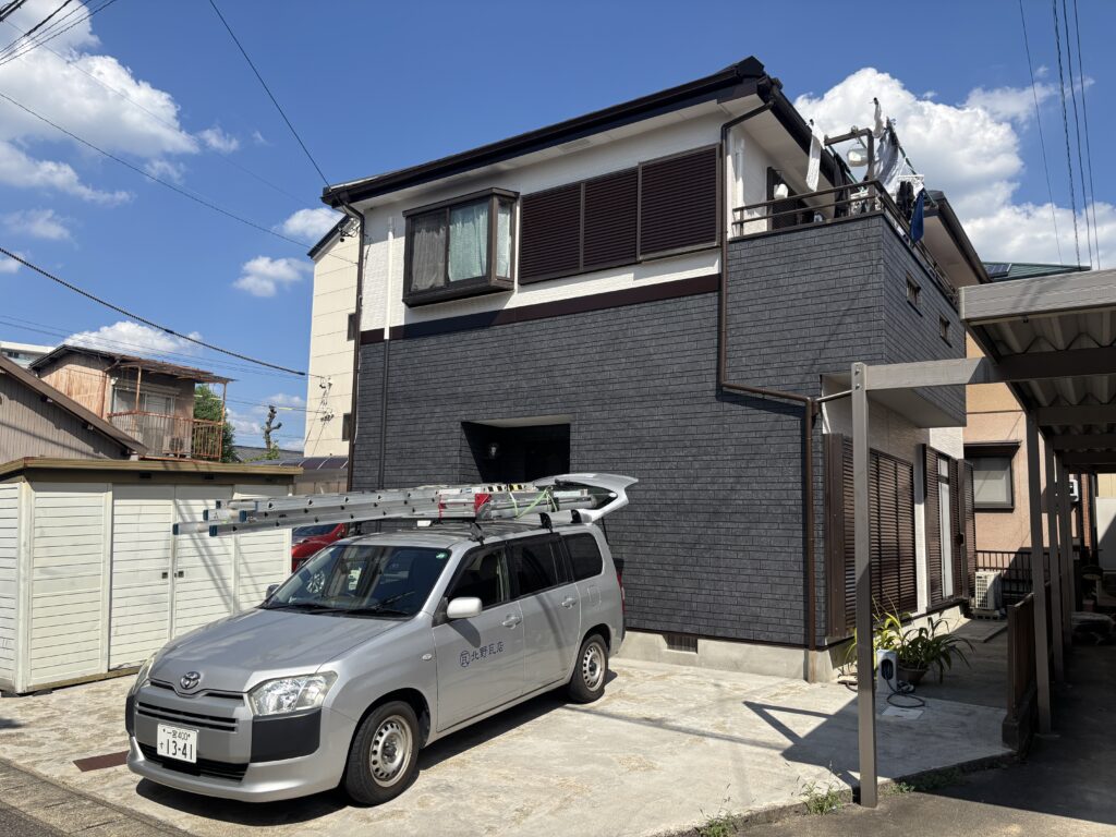 外壁塗装と瓦の補強工事が完成しました。新築みたいになったとお客様がとても喜んでくれました