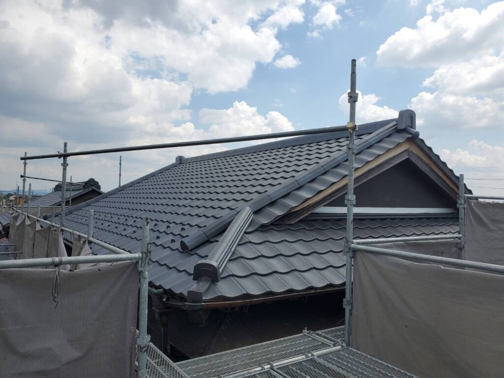 軽量瓦への葺き替え工事で耐震、耐風性能が格段に良くなりました。お客様も大満足です