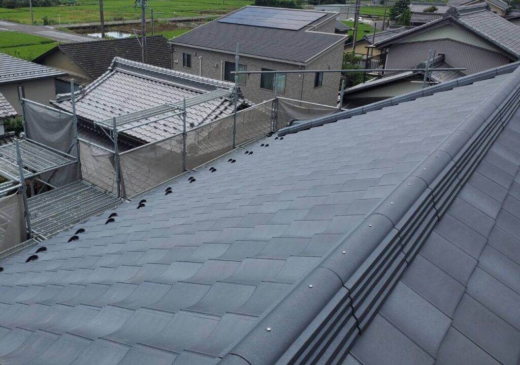 瓦の葺き替え工事完了です。見た目はもちろん、屋根が軽くなり建物への負担も減らすことが出来ました。