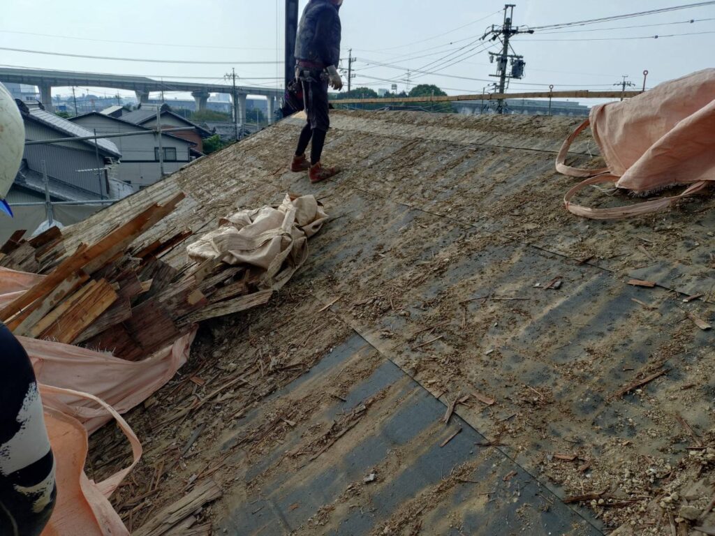 瓦屋根の葺き替え工事で瓦をめくっています