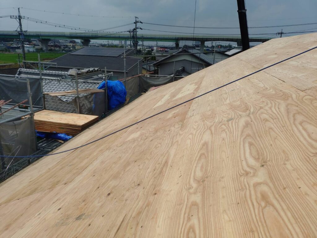 屋根の葺き替え工事で針葉樹合板で補強しました