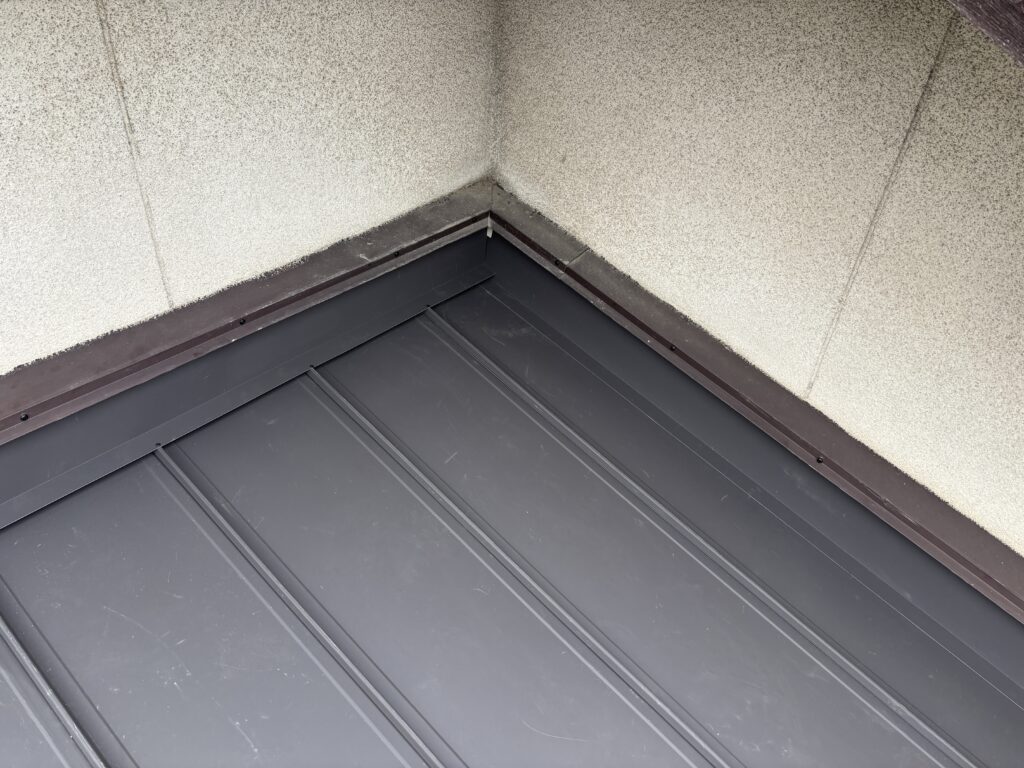 壁取り合いの板金処理。目立たない所だけど重要な箇所です。