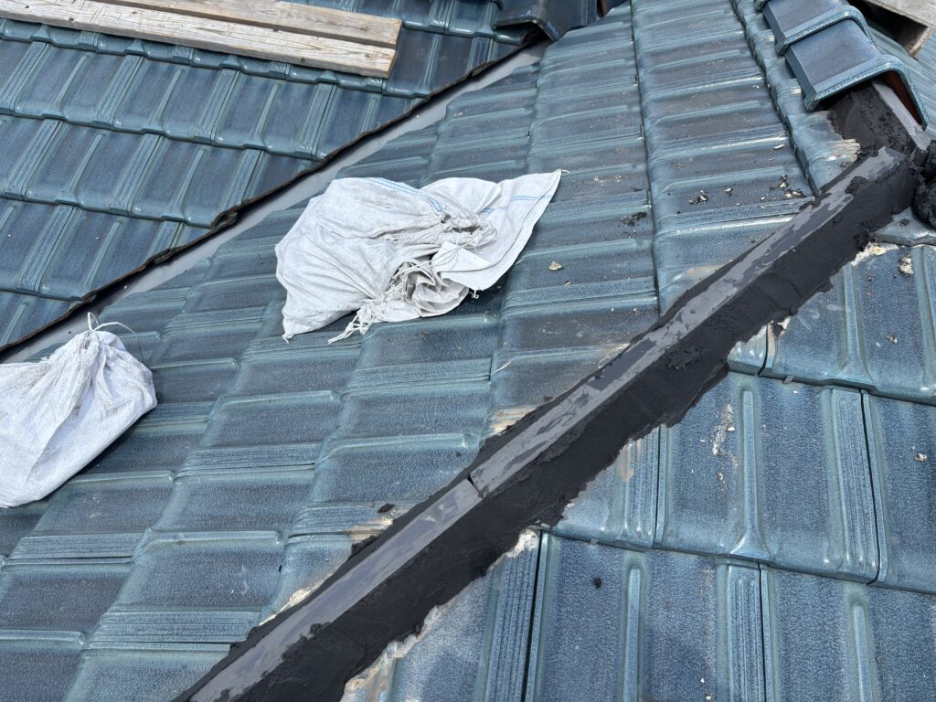 平板瓦の棟補強工事。棟下地は腐らない樹脂製の物を使いました。