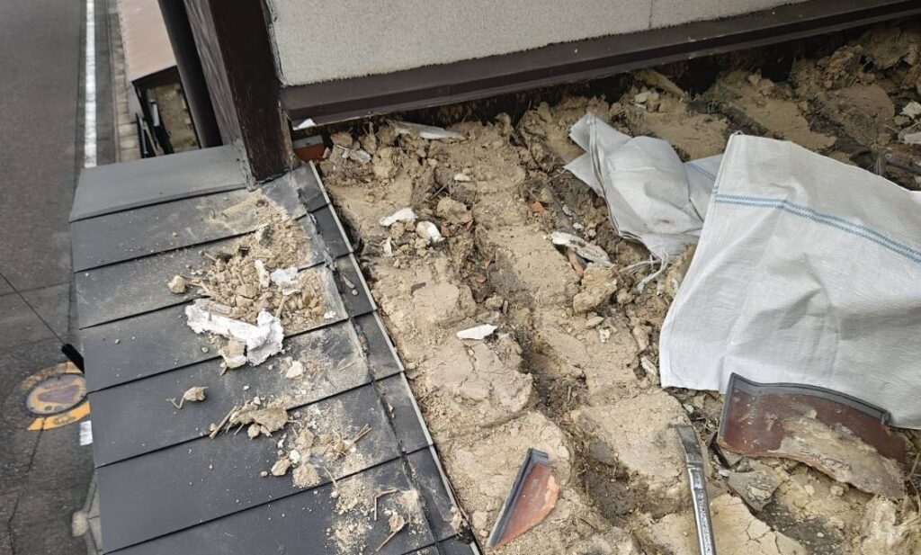 雨漏りの原因は瓦と板金の境目でした。処理がほとんどされていない。