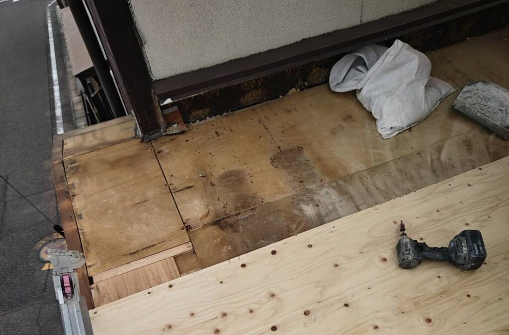 雨漏りのした屋根下地を補強します