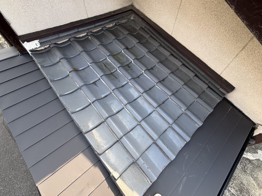 雨漏りのする屋根の工事です。他の業者では直らなかったので弊社にご相談いただきました。