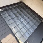 他社が直せなかった雨漏りのする玄関の屋根をめくって直しました