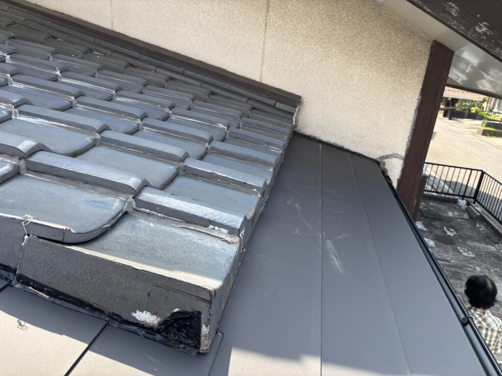 雨漏りの直らない屋根。他社が板金工事してもコーキングしても直らないとの事です。