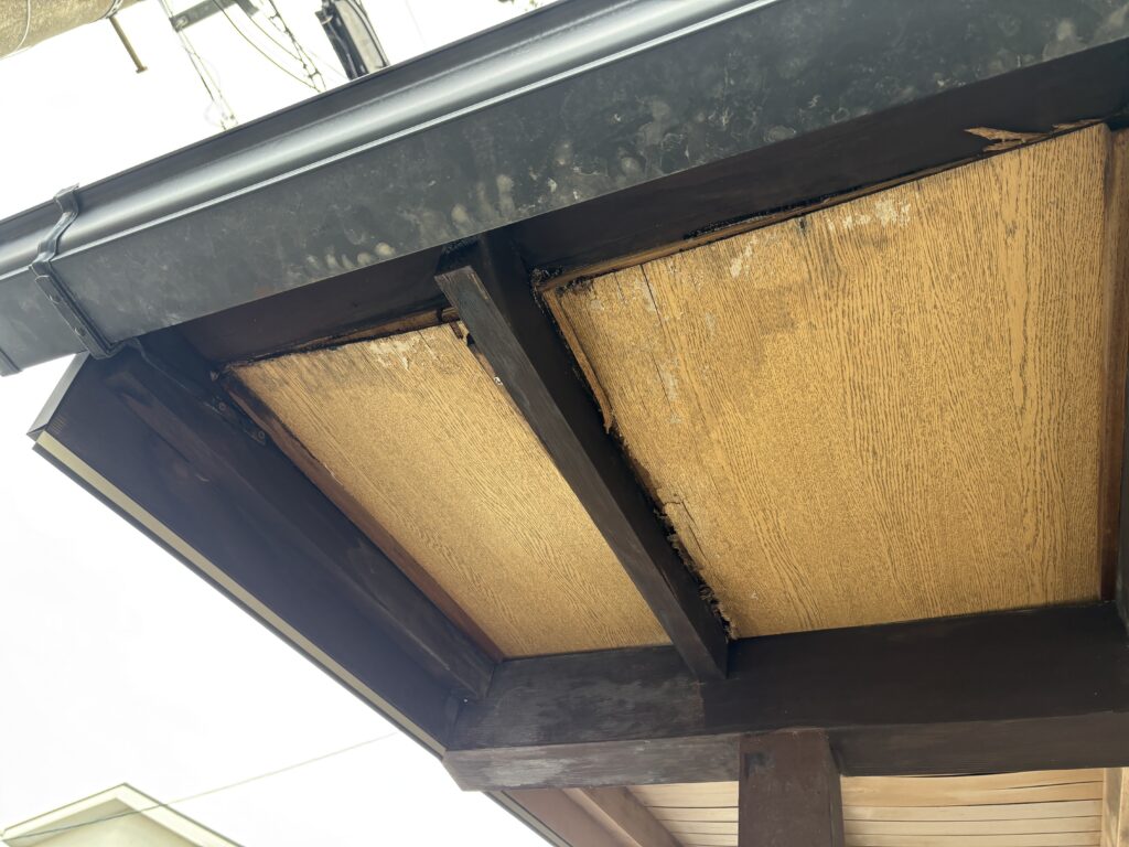 長年の雨漏りで腐ってしまった屋根裏の軒天です。触るとボソボソです。