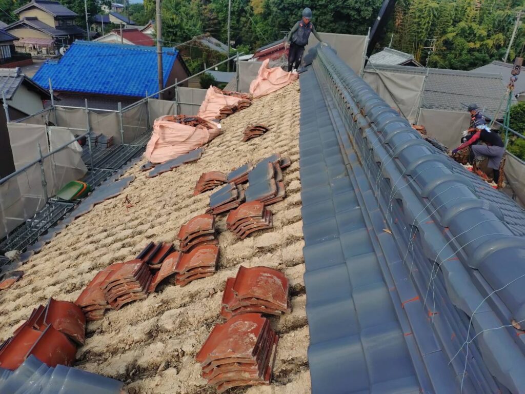葺き替え工事で瓦をめくります