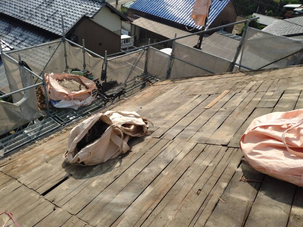 瓦と土をめくり、屋根の下地が現れました