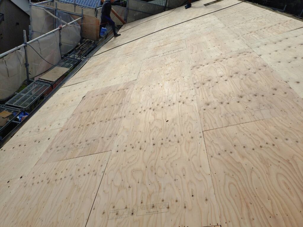 針葉樹合板で屋根の下地を補強します