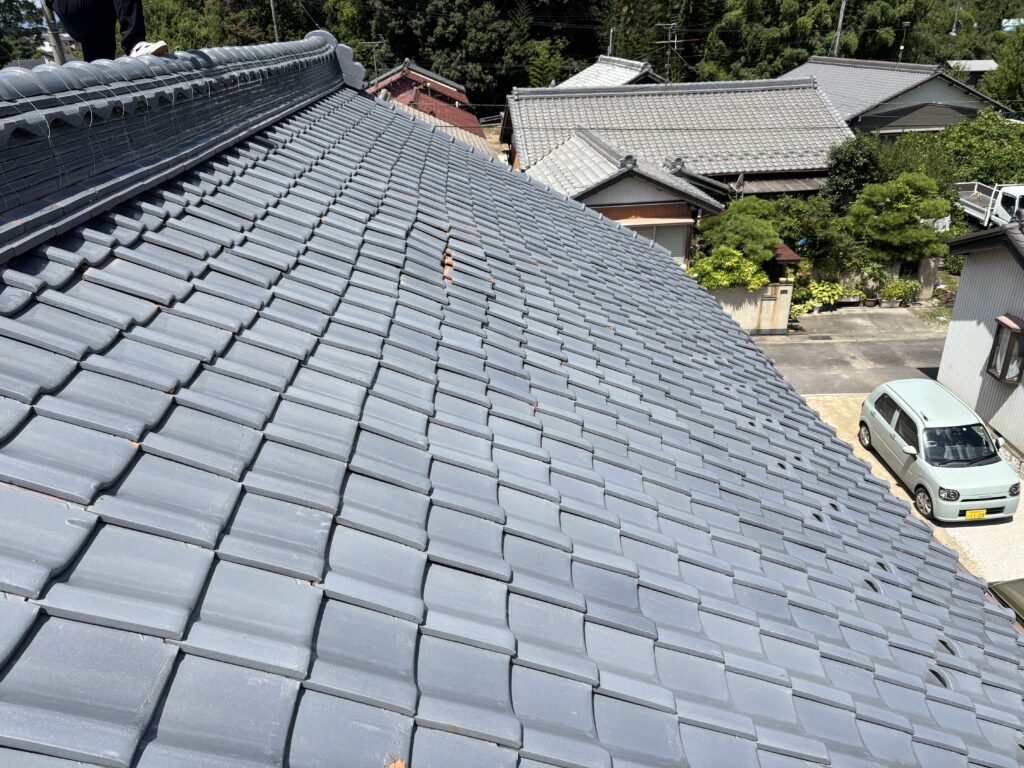 全体的に瓦がズレて雨漏りのする瓦屋根