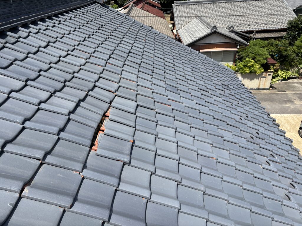 全体的に瓦がズレて雨漏りのする瓦屋根
