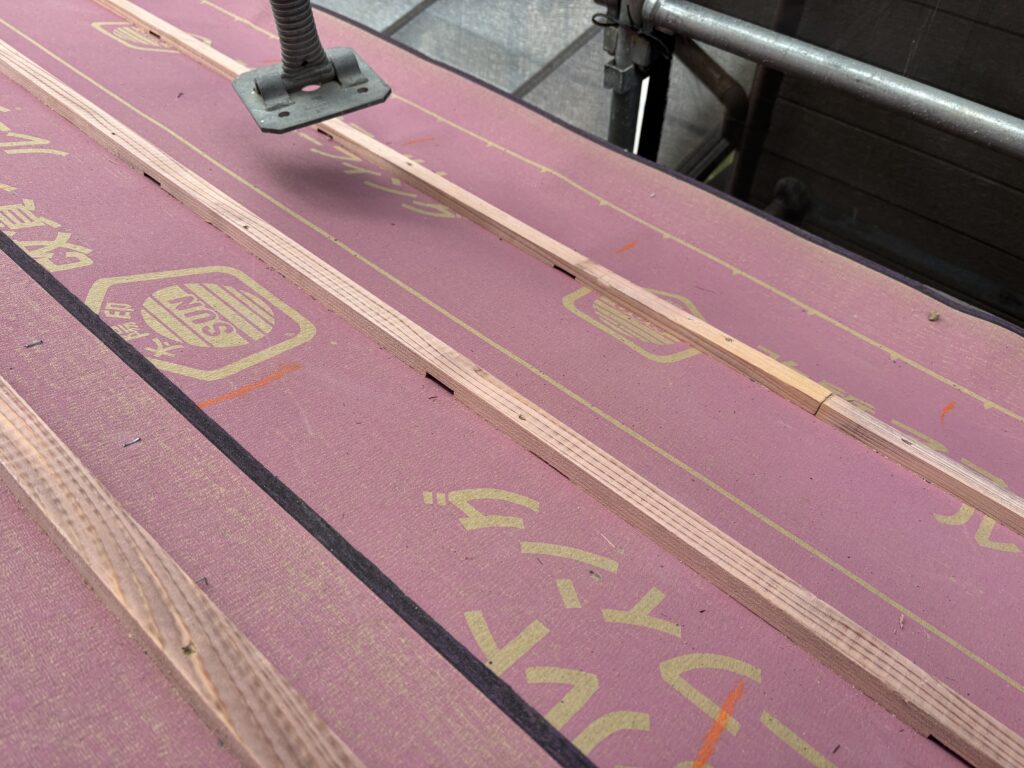 瓦を引っかけるための、瓦工事専用の桟木を打ち付けました