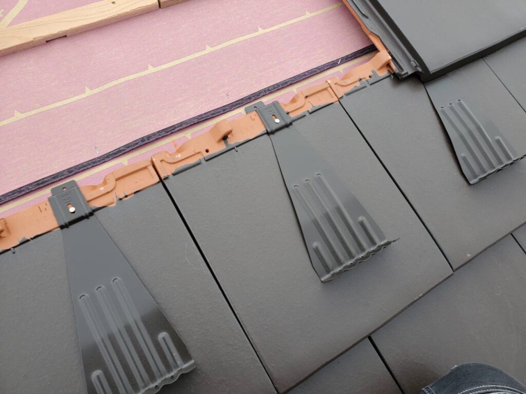 瓦をどんどん並べていきます。防災瓦なので、台風で飛んでしまう心配がありません。