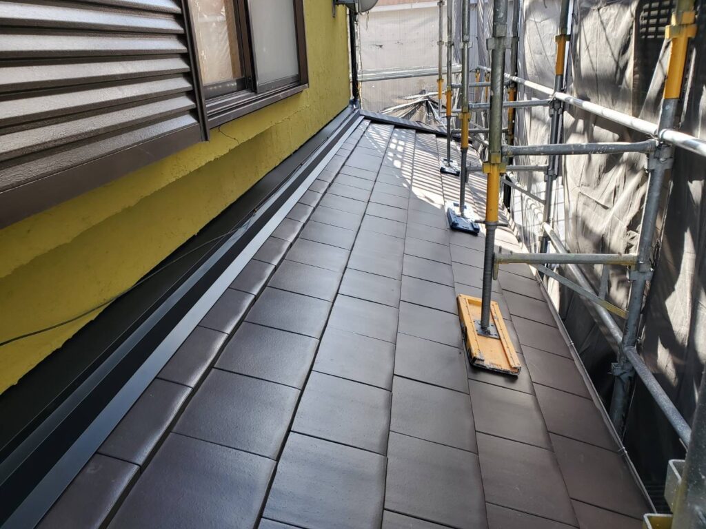 下屋根の瓦工事は、壁取り合いの板金処理が大変手間がかかります。