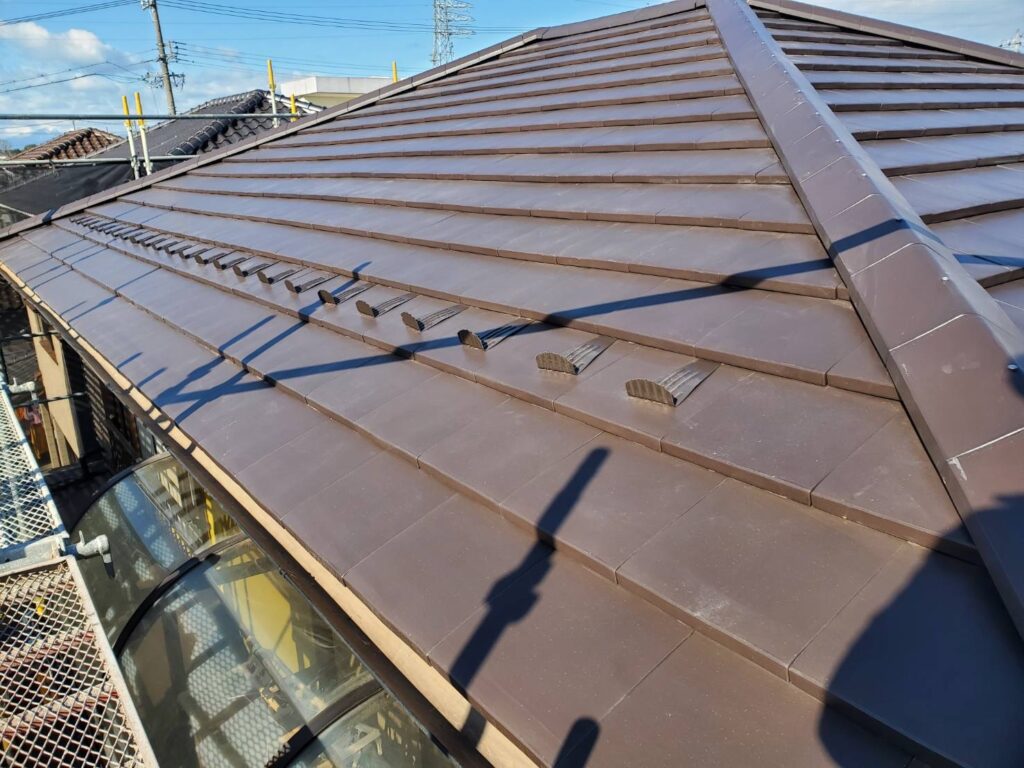 屋根の葺き替え工事が完了しました。鶴弥のスーパートライスマートを使用しました。