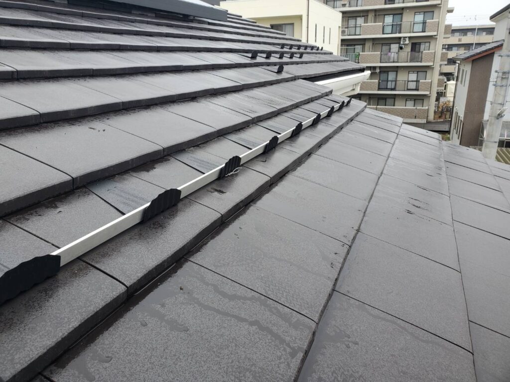 瓦屋根に雪止め金具とアングルを設置して落雪予防の工事をしました