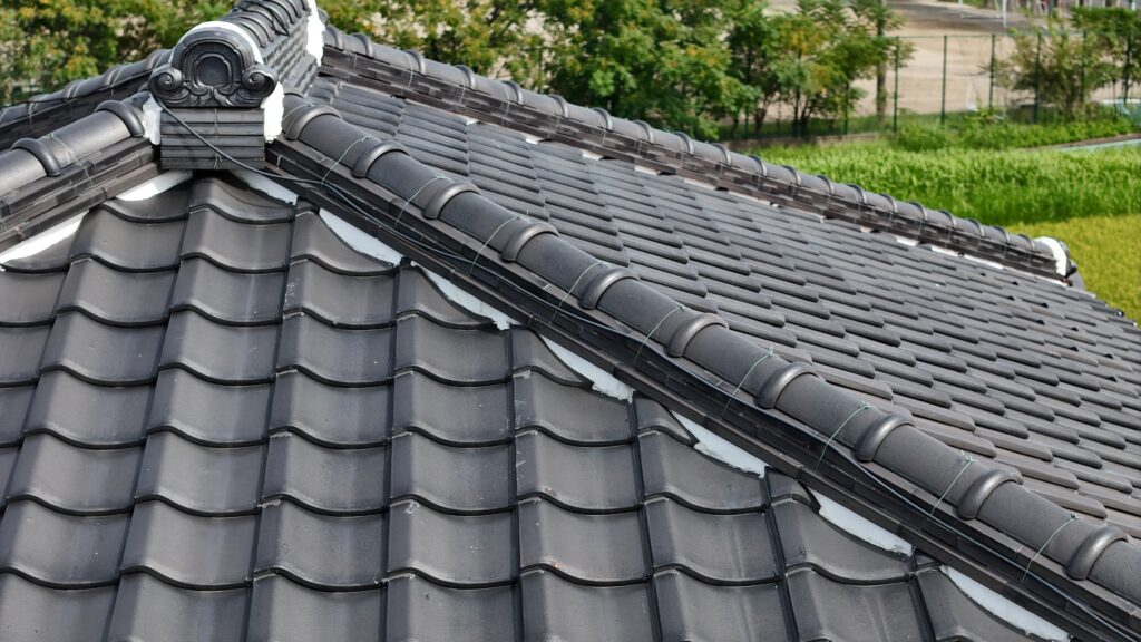 塗装業者の間違った施工により棟付近から雨漏りの発生してしまった瓦屋根