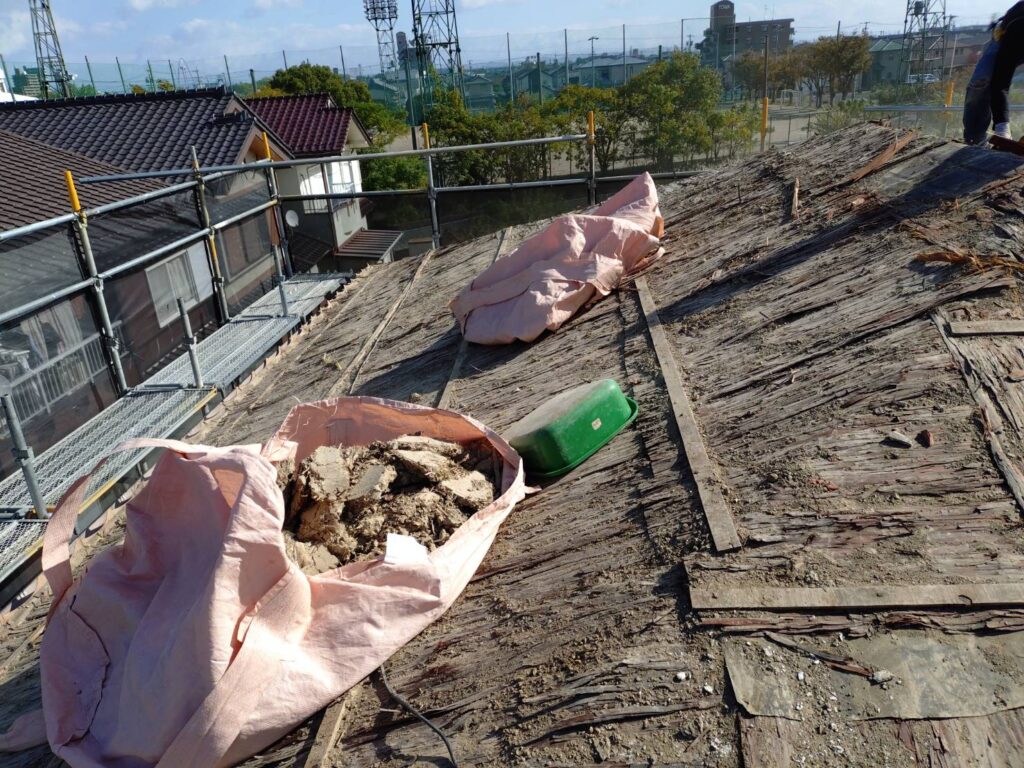 瓦と土を撤去した屋根の状態です