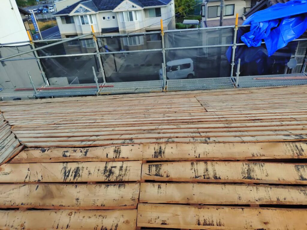 瓦と土を撤去して露わになった屋根下地。