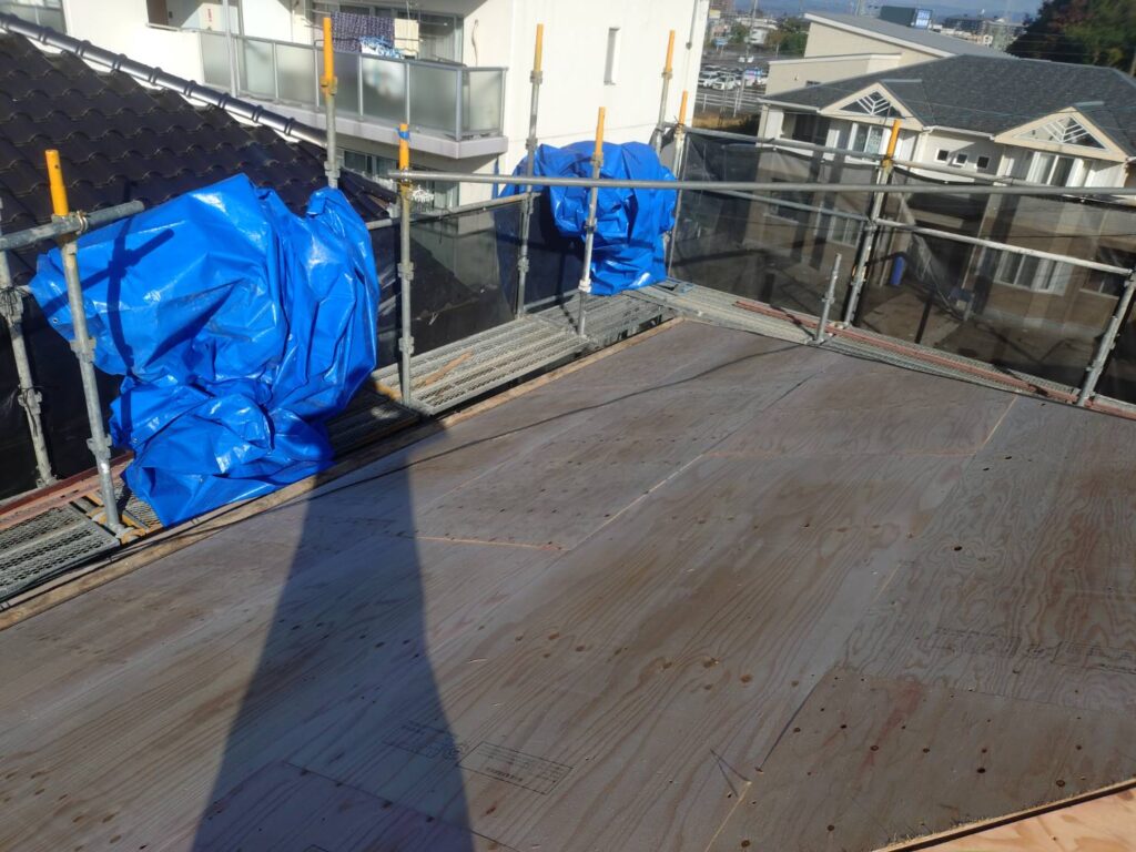 葺き替え工事で屋根下地の上から針葉樹合板をはり、補強していきます。