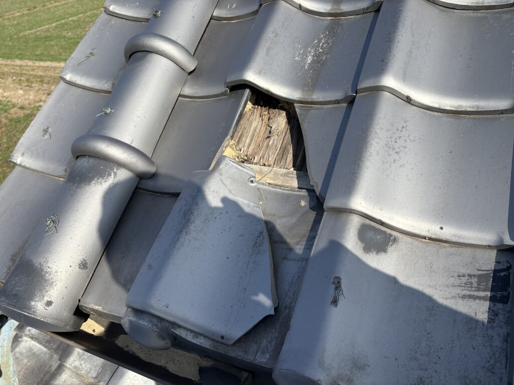 強風で棟瓦が飛び、瓦が割れてしまった
