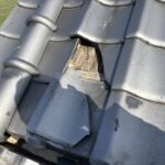 割れてしまった瓦の差し替え工事