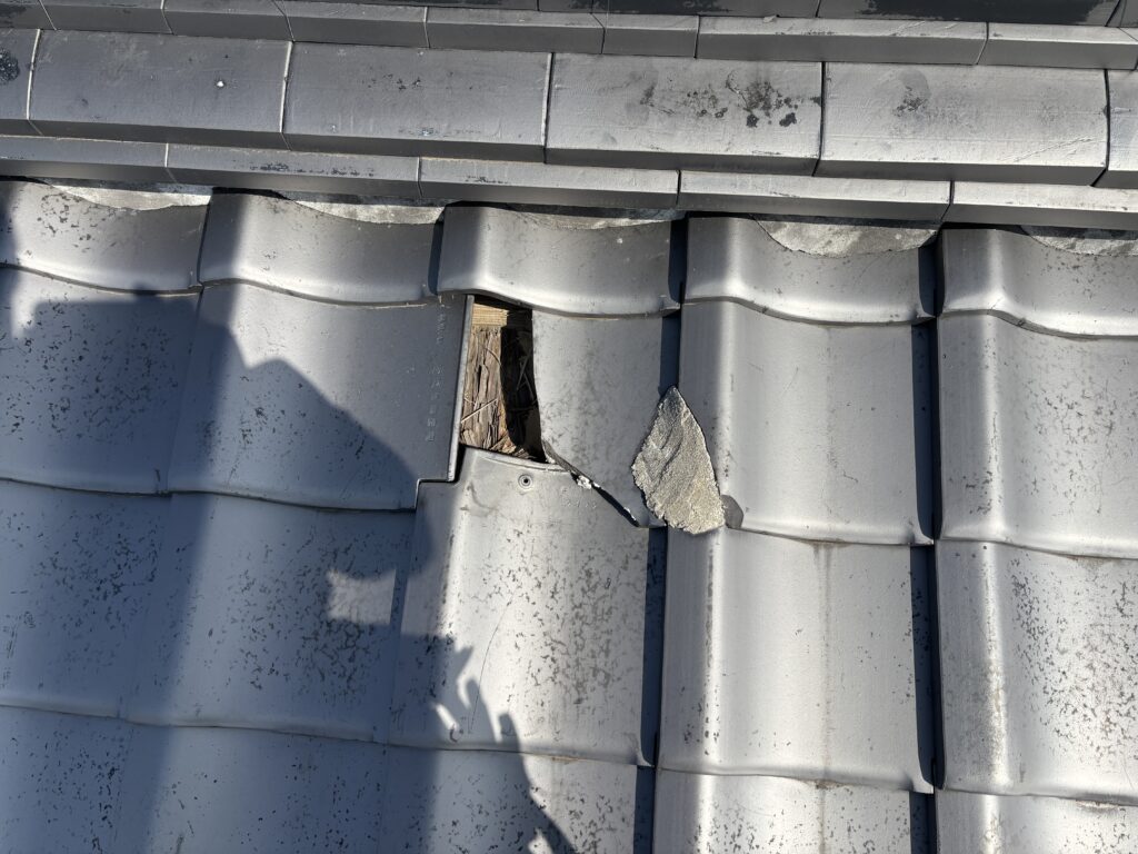 強風で棟瓦が飛び、瓦が割れてしまった