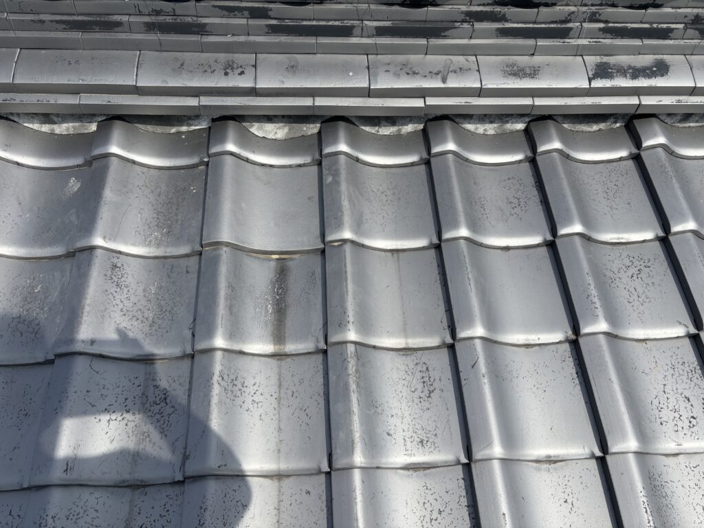 割れてしまった瓦の差し替え工事