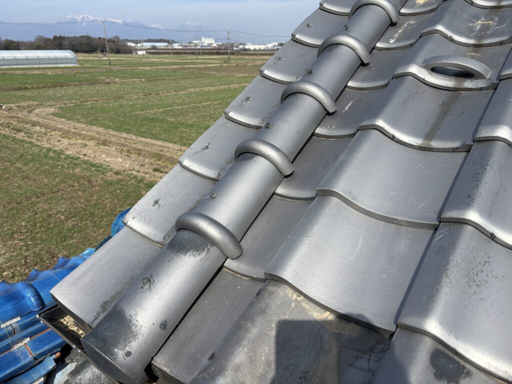 割れてしまった瓦の差し替え工事