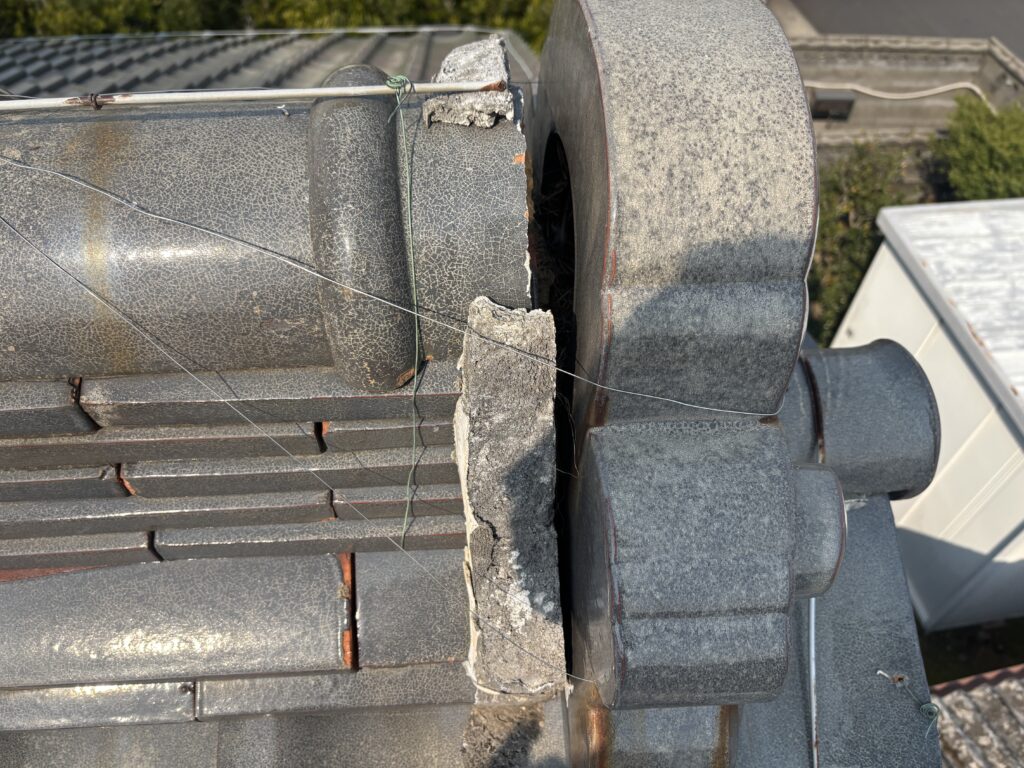 銅線が切れて傾いてしまった鬼瓦