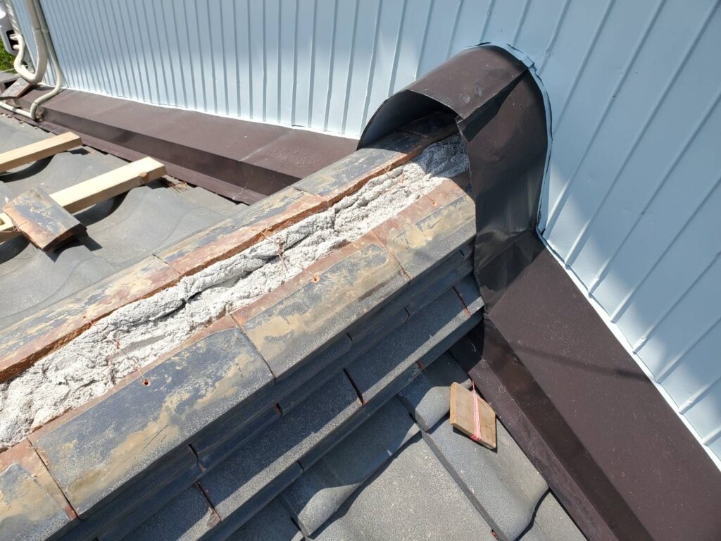 瓦同士を銅線でしっかり緊結しながら積んでいきます