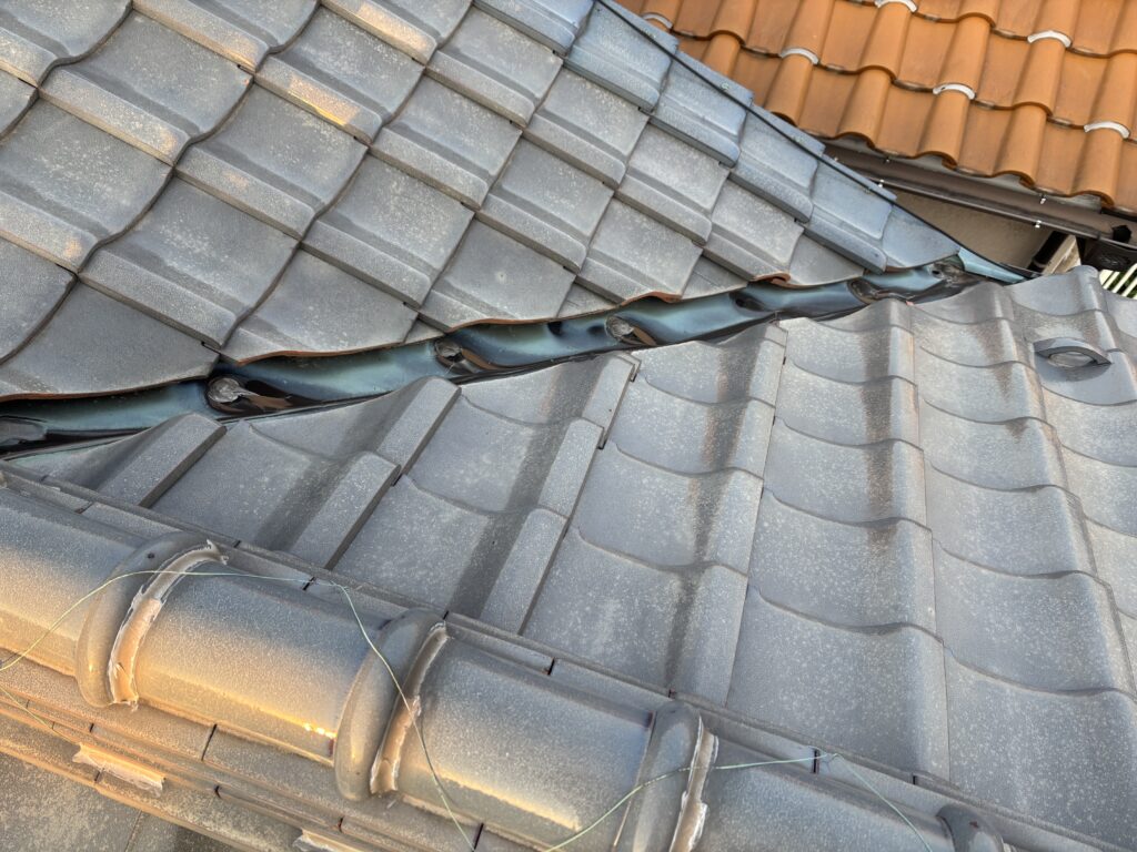 銅製の谷板から雨漏りしています