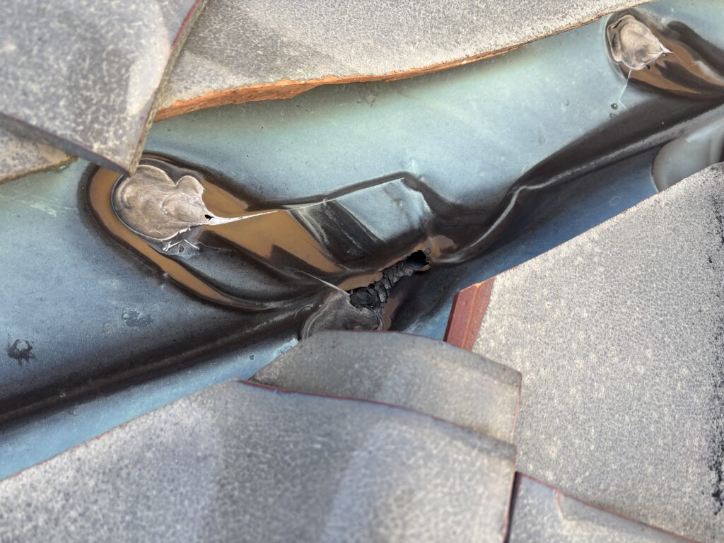 穴の空いてしまった谷板