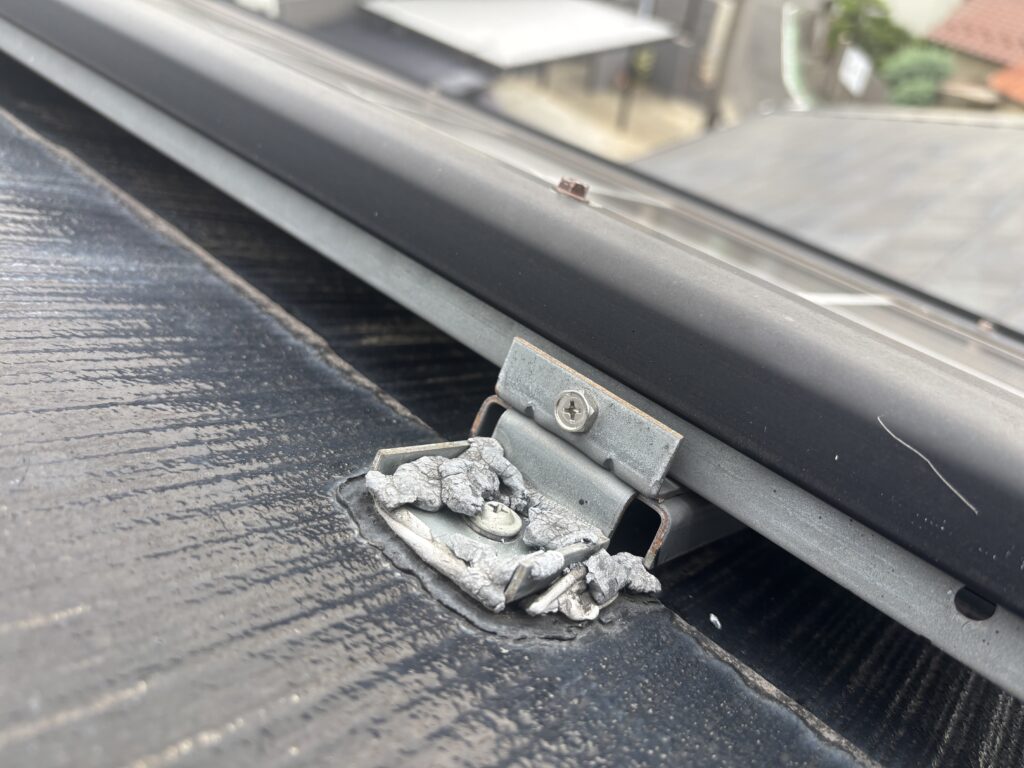 太陽光パネル業者がスレートに金具を設置した箇所から雨漏り発生しました