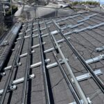 スレート屋根の上からカバー工法と太陽光パネルの再設置工事をしました。