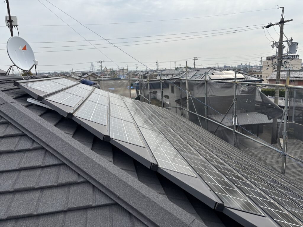 カバー工法と太陽光パネルの再設置が完了しました