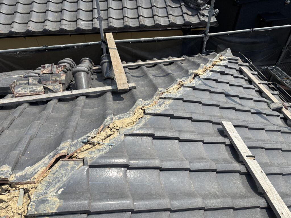 棟瓦の解体が完了。いよいよ積み直し工事！